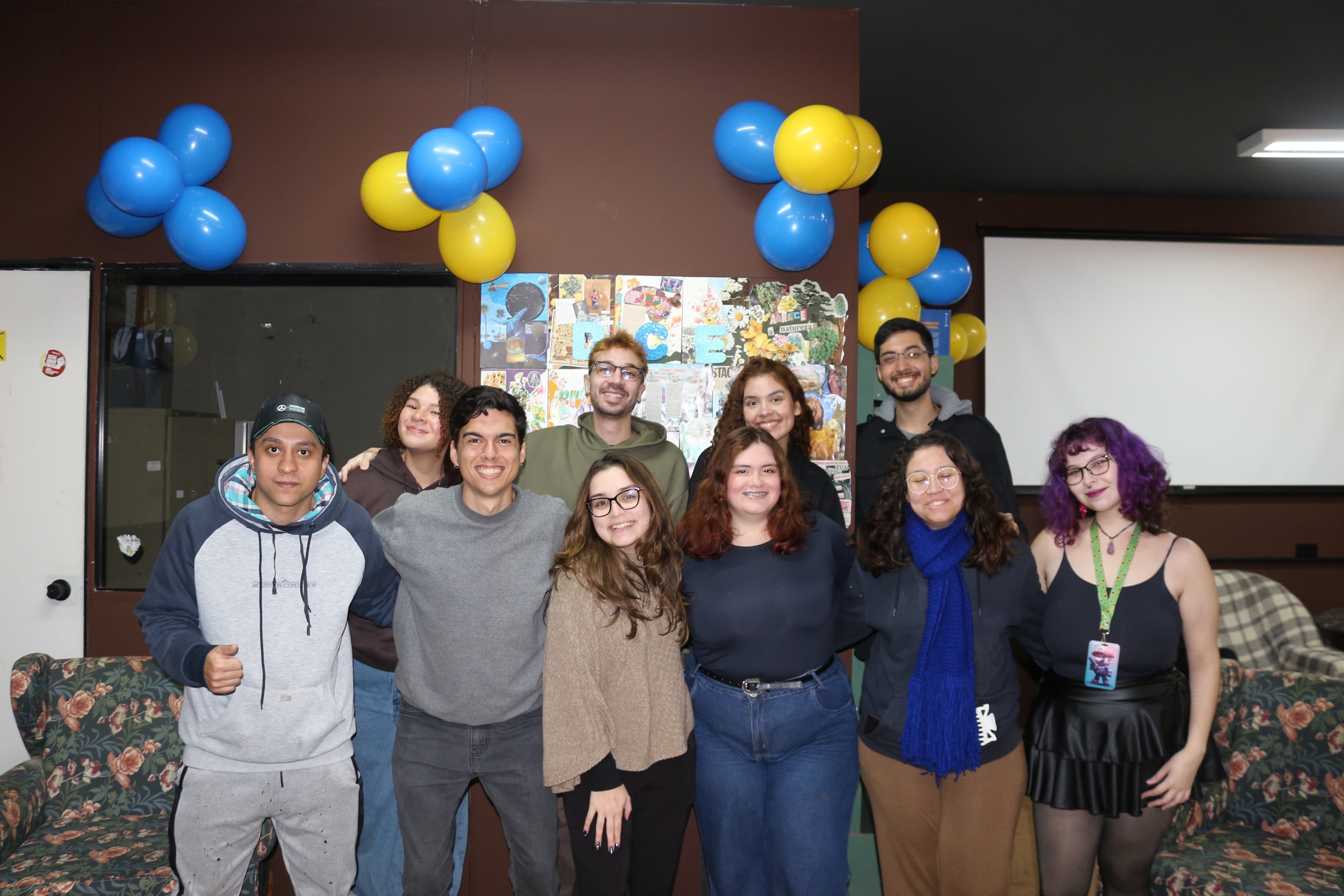 Integrantes do DCE em evento com decoracao azul e amarela